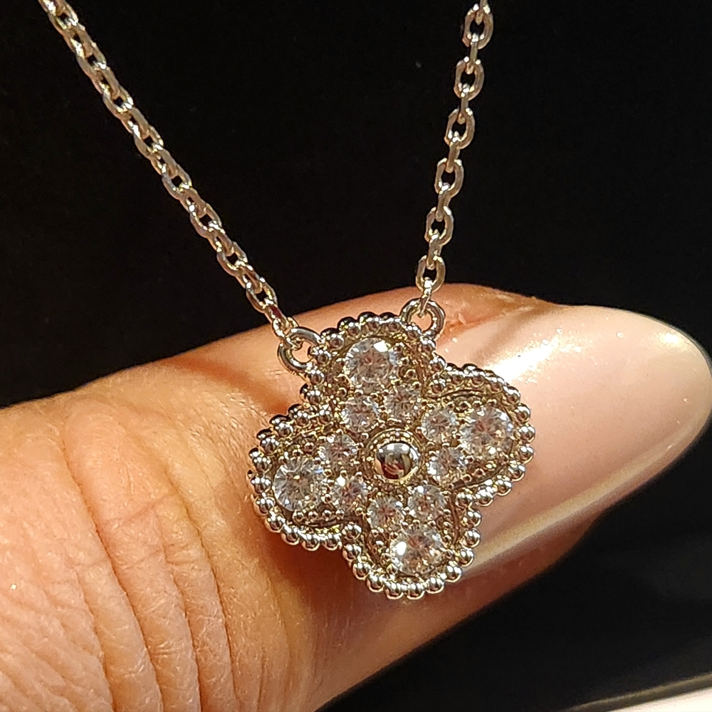 Clover Necklace.Stainels Steel Hupoallergenic. Moissanite. New popular design - Picture 1 of 15